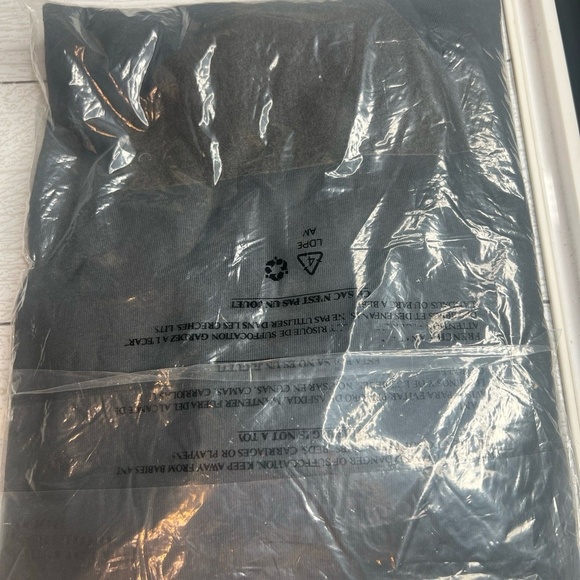 Adidas Shirt Mens Size Small Carbon Multi Sport Osize Tee Badge of Sport - Picture 8 of 8